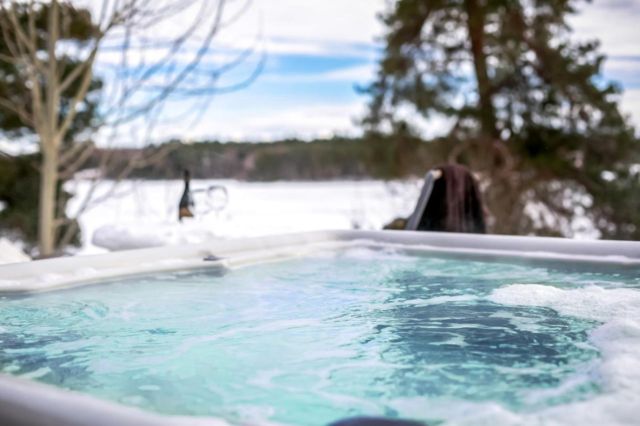 Relaxing Oasis With Jacuzzi - Amazing View & Private Pier Villaer